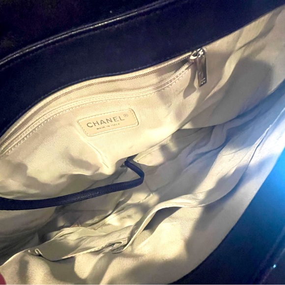 Chanel Maxi Chain-Around Flap - Picture 3 of 4